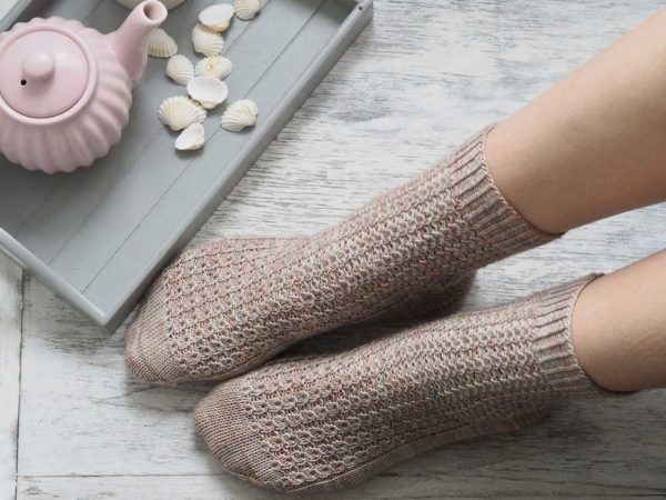 The Shell Cottage Socks look impressive, but the pattern is simple and gratifying. The stretchy rib makes them cosy and squishy.