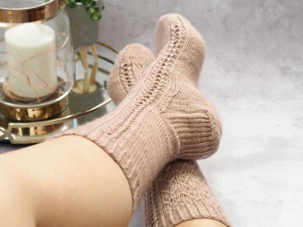 The Vapour Socks are a gentle and relaxing project with a delicate but deceptively simple pattern. They begin with a cuff of 1x1 twisted rib.